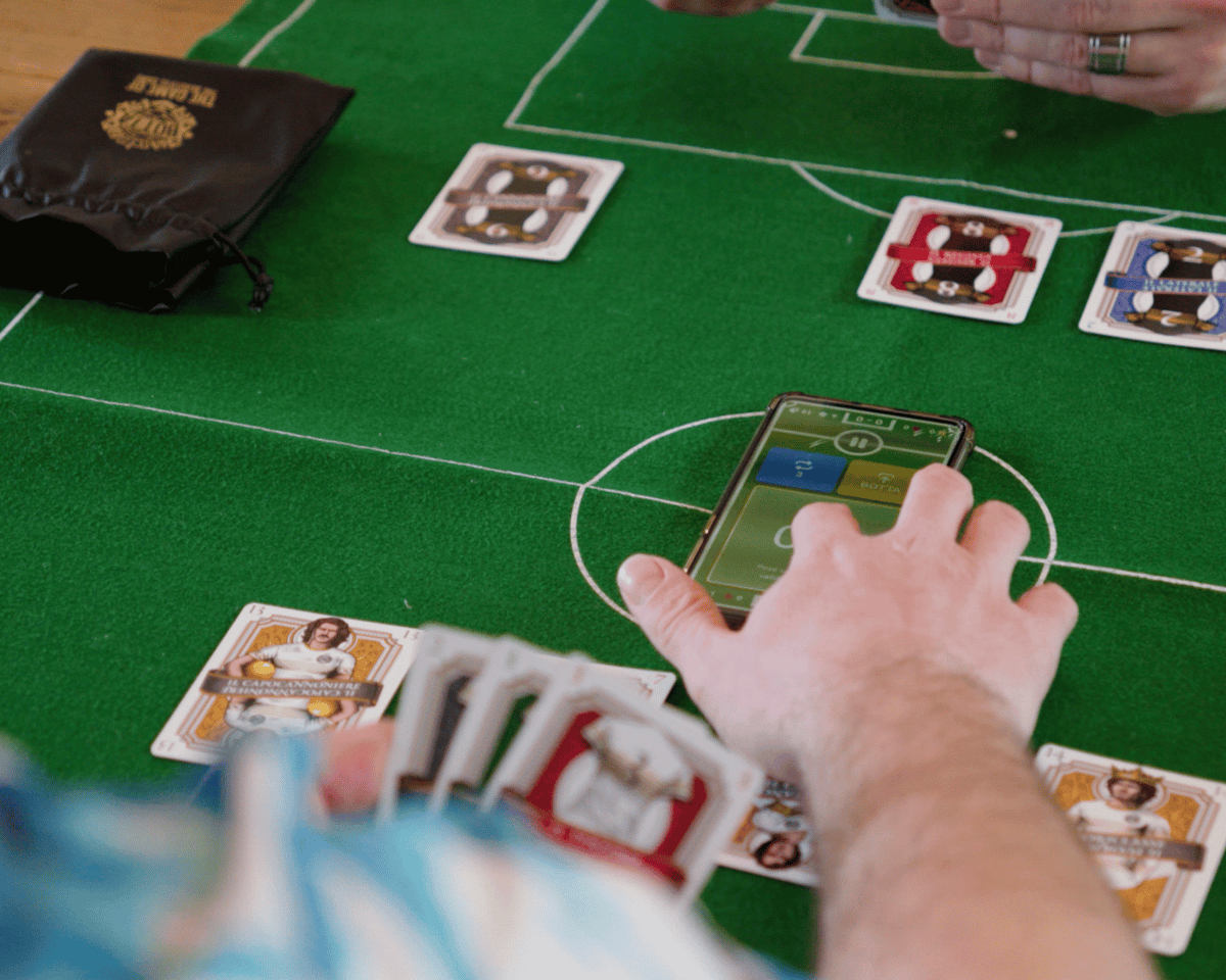 BOTTA – Jeu de cartes de football hybride ⚽ (Cartes + Application Mobile) | 2 - 4 Joueurs | Parties rapides et fun !