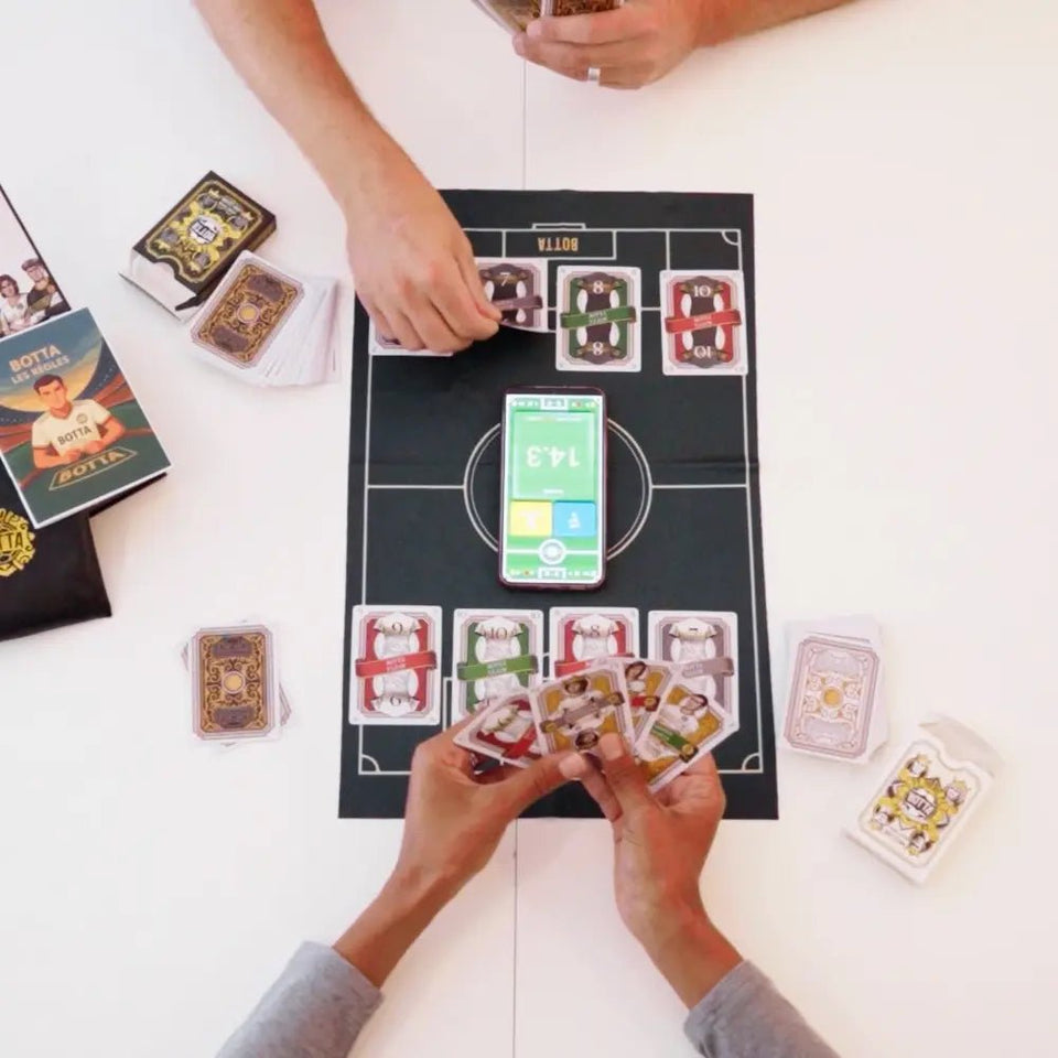 BOTTA – Jeu de cartes de football hybride ⚽ (Cartes + Application Mobile) | 2 - 4 Joueurs | Parties rapides et fun ! - BOTTA