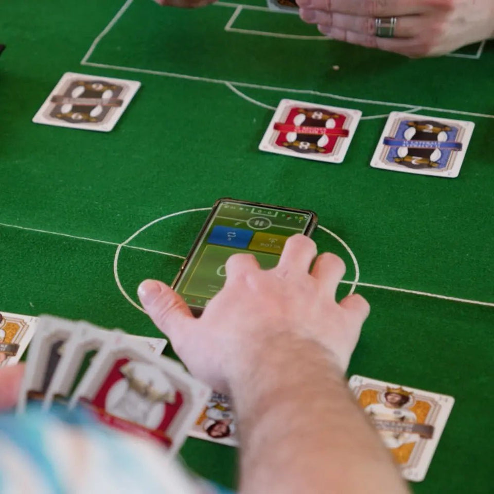 BOTTA – Jeu de cartes de football hybride ⚽ (Cartes + Application Mobile) | 2 - 4 Joueurs | Parties rapides et fun ! - BOTTA