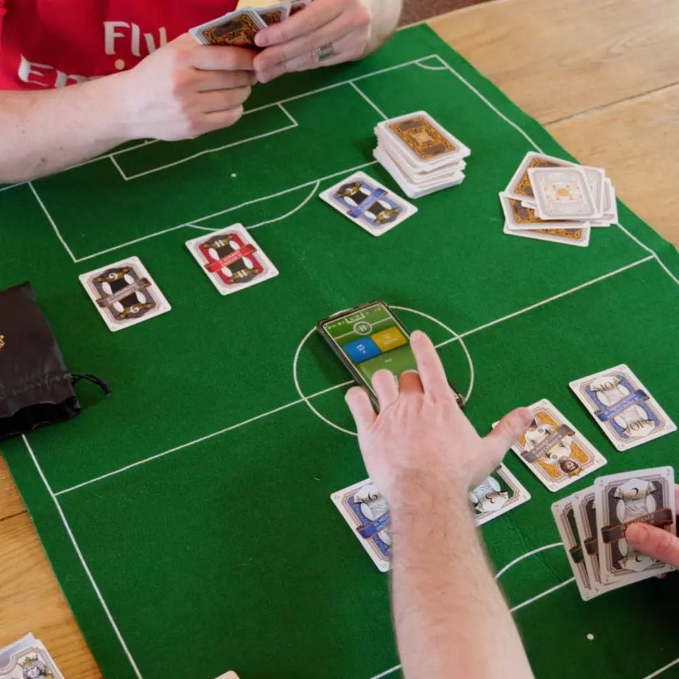 BOTTA – Jeu de cartes de football hybride ⚽ (Cartes + Application Mobile) | 2 - 4 Joueurs | Parties rapides et fun ! - BOTTA